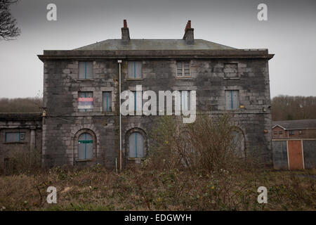 Abbandonato edifici militari, Royal Dockyard, Pembroke Dock, Pembrokeshire Regno Unito Foto Stock