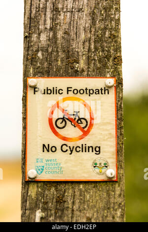 Un sentiero pubblico nessun segno di ciclismo, West Sussex. Foto Stock