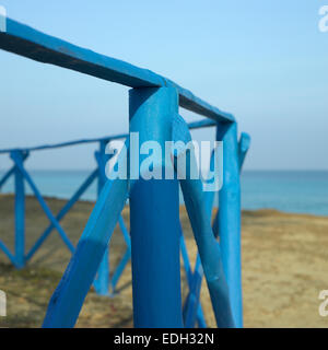 In legno di colore blu mare recinzione Foto Stock