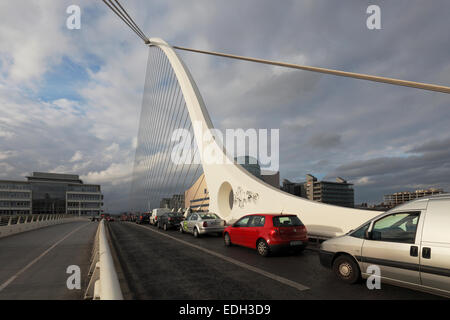 Ora di punta su Samuel Beckett ponte che attraversa il fiume Liffey a Dublino (Irish: Baile Átha Cliath) Foto Stock