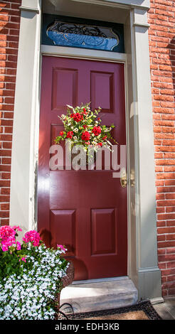Casa con colore rosso vittoriano wreath sulla porta anteriore fiori in Lancaster County, Pennsylvania, Stati Uniti, PA, PT, casa porta anteriore wreath porta a due passi Foto Stock