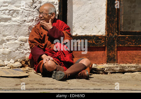 Uomo che indossa gli abiti tradizionali in Jampey Lhakhang tempio, Jakar, Bumthang, Bhutan Foto Stock