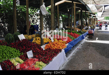 Frutta e verdura in vendita sulle bancarelle del mercato al mercato Içmeler. Foto Stock