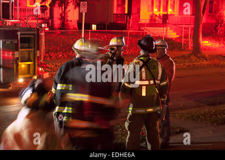 Milwaukee Vigili del Fuoco ISO MFD incidente il responsabile della sicurezza e i Comandanti sulla scena di un Milwaukee casa di fuoco Foto Stock