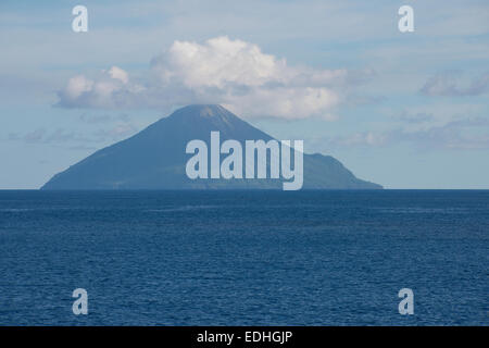 La Melanesia, Isole Salomone, Santa Cruz Isole. Vulcano Tinakula (attivo), situato all'NW fine della Santa Cruz isola gruppo Foto Stock