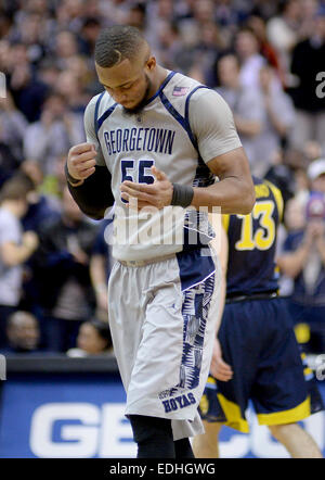 Washington, DC, Stati Uniti d'America. Il 6 gennaio, 2015. 20150106 - guardia di Georgetown Jabril Trawick (55) pompe il pugno a seguito di una vittoria 65-59 sopra Marquette in un NCAA di pallacanestro degli uomini di gioco al Verizon Center di Washington. Credito: Chuck Myers/ZUMA filo/Alamy Live News Foto Stock