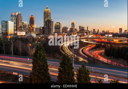 Atlanta skyline della città e del traffico interstatale accese nei colori del tramonto. Atlanta, Georgia, Stati Uniti d'America. Foto Stock