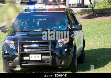 Città di Waukesha funzionario di polizia in una squadra di un SUV Foto Stock