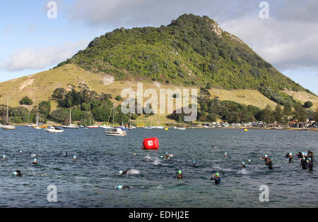 I nuotatori in gara di triathlon a Mount Maunganui, Nuova Zelanda Foto Stock