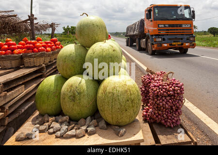Strada di frutta e verdura, stallo Greater Accra, Ghana, Africa Foto Stock