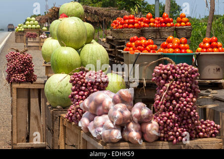 Strada di frutta e verdura, stallo Greater Accra, Ghana, Africa Foto Stock