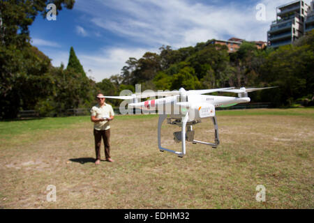 Operatore drone battenti il suo drone Foto Stock