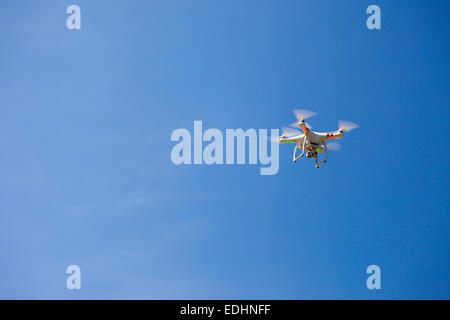 Lone Drone in un cielo blu chiaro Foto Stock