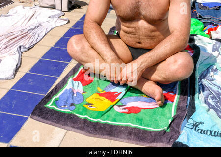 Area solarium in piscina riscaldata estiva, solarium Foto Stock