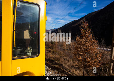 Il Pont Déjourne e il treno Jaune, trenino giallo, Canari, o Ligne de Cerdagne. Foto Stock