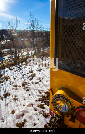 Il treno Jaune, trenino giallo, Canari, o Ligne de Cerdagne, all'Mont-Louis - La Cabanasse stazione. Foto Stock