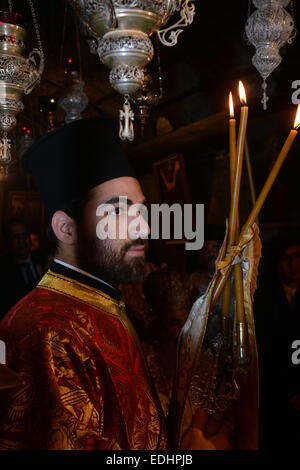 Betlemme, West Bank, Territorio palestinese. Il 6 gennaio, 2015. Il presidente palestinese Mahmoud Abbas (non visibile) assiste la Messa di mezzanotte per la festa del Natale ortodosso, confessioni cristiane © Thaer Ganaim APA/images/ZUMA filo/Alamy Live News Foto Stock