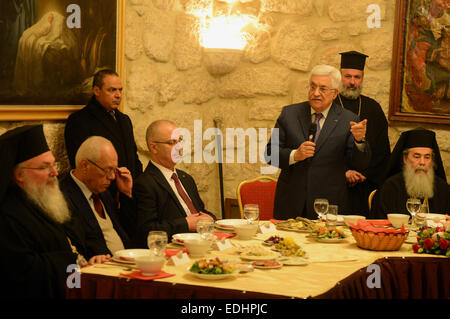 Betlemme, West Bank, Territorio palestinese. Il 6 gennaio, 2015. Il presidente palestinese Mahmoud Abbas (Abu Mazen) partecipa a una cena di una vacanza di Natale per calendario orientale, in Cisgiordania città di Betlemme, 6 gennaio 2014 © Thaer Ganaim APA/images/ZUMA filo/Alamy Live News Foto Stock