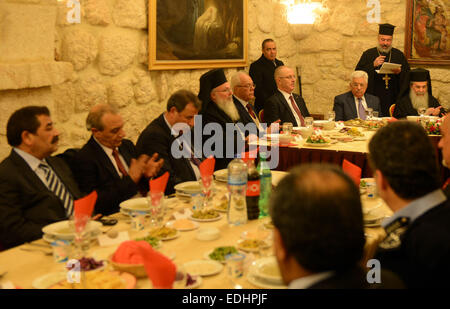 Betlemme, West Bank, Territorio palestinese. Il 6 gennaio, 2015. Il presidente palestinese Mahmoud Abbas (Abu Mazen) partecipa a una cena di una vacanza di Natale per calendario orientale, in Cisgiordania città di Betlemme, 6 gennaio 2014 © Thaer Ganaim APA/images/ZUMA filo/Alamy Live News Foto Stock