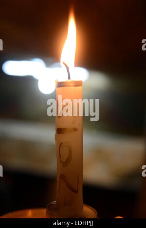 Betlemme, West Bank, Territorio palestinese. Il 6 gennaio, 2015. Il presidente palestinese Mahmoud Abbas (non visibile) assiste la Messa di mezzanotte per la festa del Natale ortodosso, confessioni cristiane © Thaer Ganaim APA/images/ZUMA filo/Alamy Live News Foto Stock