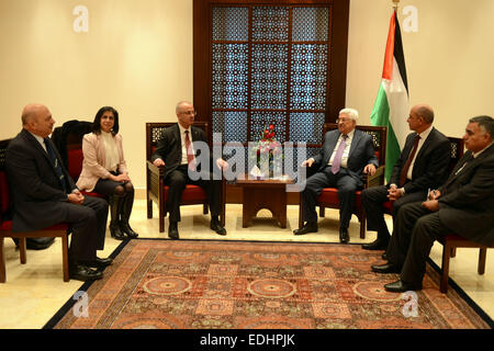 Betlemme, West Bank, Territorio palestinese. Il 6 gennaio, 2015. Il presidente palestinese Mahmoud Abbas (Abu Mazen) incontra i membri dei sindaci, in Cisgiordania città di Betlemme, 6 gennaio 2014 © Thaer Ganaim APA/images/ZUMA filo/Alamy Live News Foto Stock