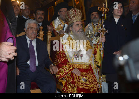 Betlemme, West Bank, Territorio palestinese. Il 6 gennaio, 2015. Il presidente palestinese Mahmoud Abbas (non visibile) assiste la Messa di mezzanotte per la festa del Natale ortodosso, confessioni cristiane © Thaer Ganaim APA/images/ZUMA filo/Alamy Live News Foto Stock