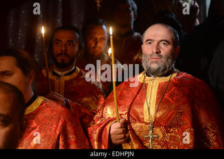 Betlemme, West Bank, Territorio palestinese. Il 6 gennaio, 2015. Il presidente palestinese Mahmoud Abbas (non visibile) assiste la Messa di mezzanotte per la festa del Natale ortodosso, confessioni cristiane © Thaer Ganaim APA/images/ZUMA filo/Alamy Live News Foto Stock