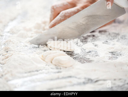 Mano dello chef pasta da taglio al contatore disordinati Foto Stock