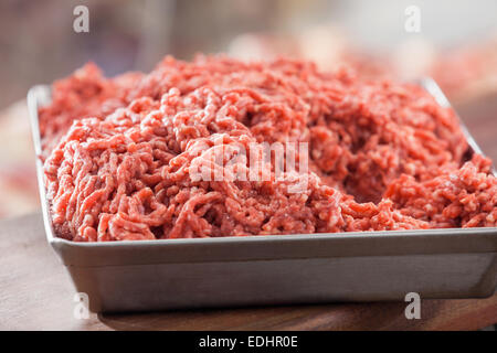 Primo piano della vaschetta riempita con carne tritata Foto Stock