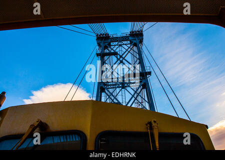 Il treno Jaune, trenino giallo, Canari, o Ligne de Cerdagne, attraversando il Pont Gisclard ponte di sospensione. Foto Stock