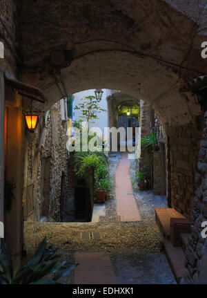 Vicolo illuminato, borgo medievale di Dolceaqua, Provincia di Imperia, Liguria, Riviera Ligure, Italia Foto Stock