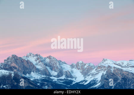 Tramonto su le Odle in inverno, saltria, provincia del sud Tirolo, Italia Foto Stock