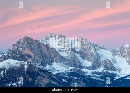 Tramonto su le Odle in inverno, saltria, provincia del sud Tirolo, Italia Foto Stock