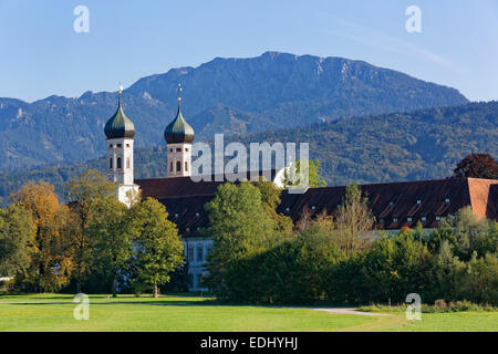 Abbazia di Benediktbeuern e Benediktenwand, Benediktbeuern, Alta Baviera, Baviera, Germania Foto Stock