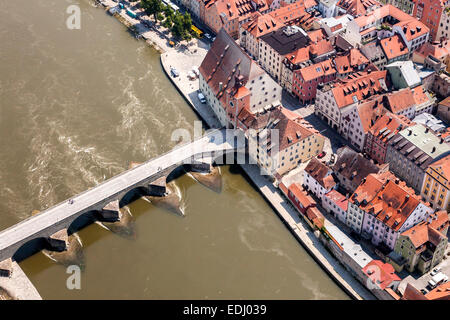 Vista aerea, la città vecchia con la Steinernen Brücke ponte sul Danubio, Brückentor Gate Bridge e il Salzstadl, Regensburg Foto Stock
