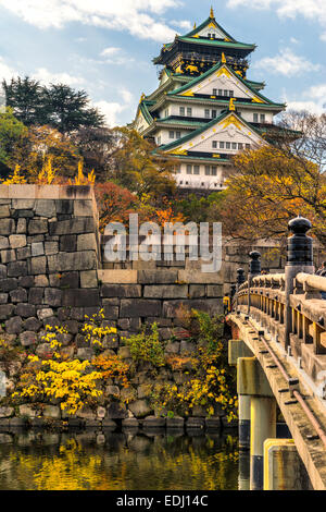 Il Castello di Osaka in Osaka con foglie di autunno. Il Giappone. Foto Stock