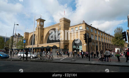 Una vista della stazione di King Cross e la folla pedonale allo svincolo di Euston Road e Pentonville Road Londra, UK KATHY DEWITT Foto Stock