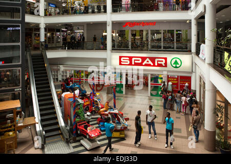 Mauritius Quatre Bornes, St Jean Road, all'interno di Orchard Centre shopping mall, Spar supermarket Foto Stock