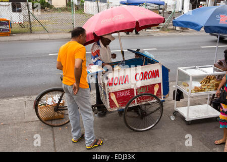 Mauritius Quatre Bornes, St Jean Road, Mona corona mobile ice cream vendor Foto Stock