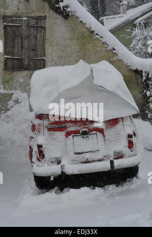 Vecchia automobile in neve Foto Stock