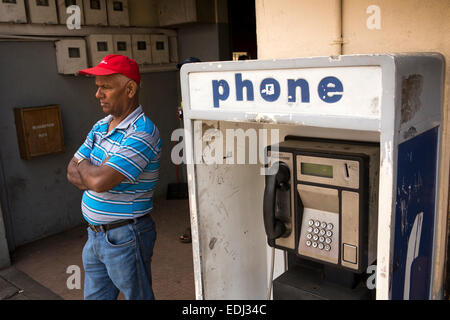 Mauritius Quatre Bornes, St Jean Road, uomo in attesa dalla cabina telefonica Foto Stock