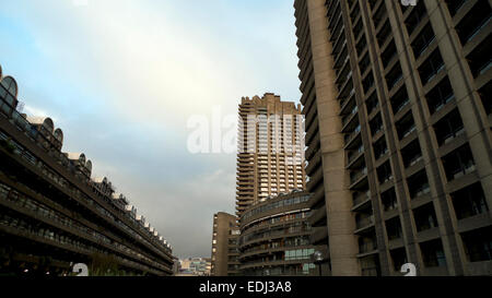 Una vista del Barbican immobiliari residenziali edifici torre alta blocchi Londra Inghilterra KATHY DEWITT Foto Stock