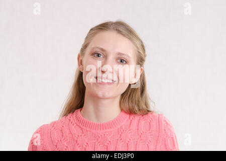 Ritratto di un giovane emotional bellissima ragazza dell'aspetto Europeo su sfondo bianco Foto Stock