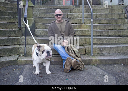 Un uomo con il suo bulldog in Falmouth, Regno Unito Foto Stock