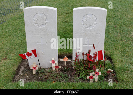 Le lapidi di soldati canadesi della grande guerra a Tyne Cot cimitero nel Zonnebeke, Belgien. Foto Stock