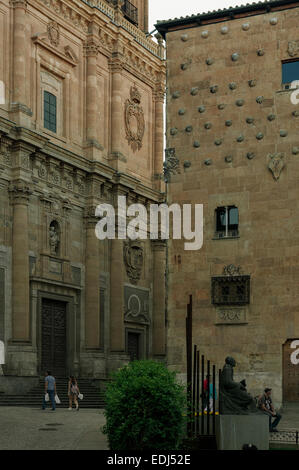 La facciata della famosa casa dei gusci e la chiesa di Santo Spirito " Il clero' in Salamanca, Spagna Foto Stock