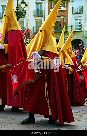 Processione religiosa penitenti, Semana Santa Settimana di Pasqua celebrazioni a Logroño Spagna Foto Stock