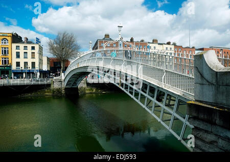 Ha'penny Bridge sul fiume Liffey Dublino Irlanda Foto Stock