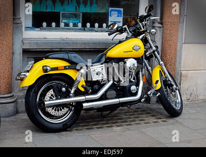 Harley Davidson Cruiser Motorcycle giallo e cromo parcheggiato su una Dublin Street Foto Stock