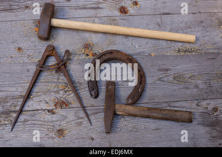 Forma di muratura bussola e antichi strumenti romano Foto Stock